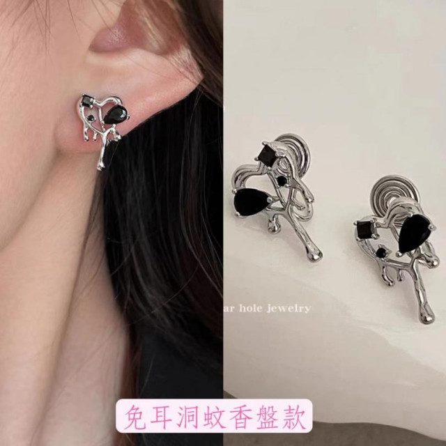 T113-（免耳洞）暗黑個性愛心蚊香盤耳夾 一對