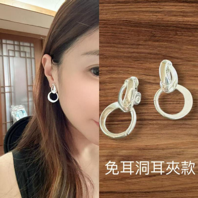 T89-（免耳洞）百搭幾何圓形耳夾$59
